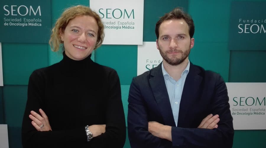 La médico oncóloga, Aitana Calvo, y el médico oncólogo, Guillermo de Velasco.