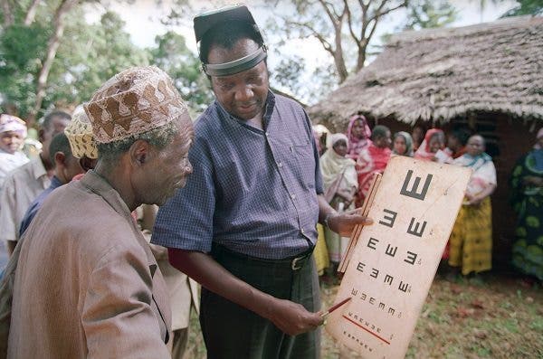 Pruebas de visión en una comunidad africana./ Imagen cedida por MSD