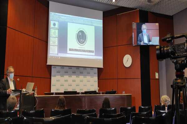 Plataforma mujer y dolor