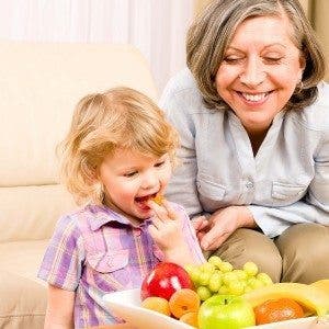 mujer y niño probando alimentos