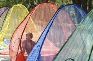 Hombre indio se protege con mosquiteras de colores. Efesalud.com