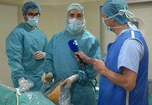 El periodista de EFEsalud, Gregorio del Rosario, entrevista al Dr. Ramón Navarro Mont en un quirófano de la Clínica Cemtro de Madrid.