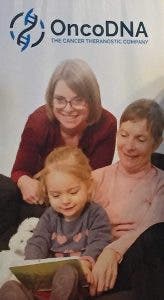 Detalle de un cartel publicitario de la empresa OncoDNA en la que salen tres generaciones de una familia: abuela, madre e hija