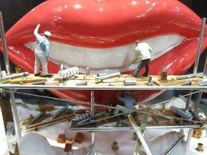 Imagen de unos muñecos construyendo una sonrisa