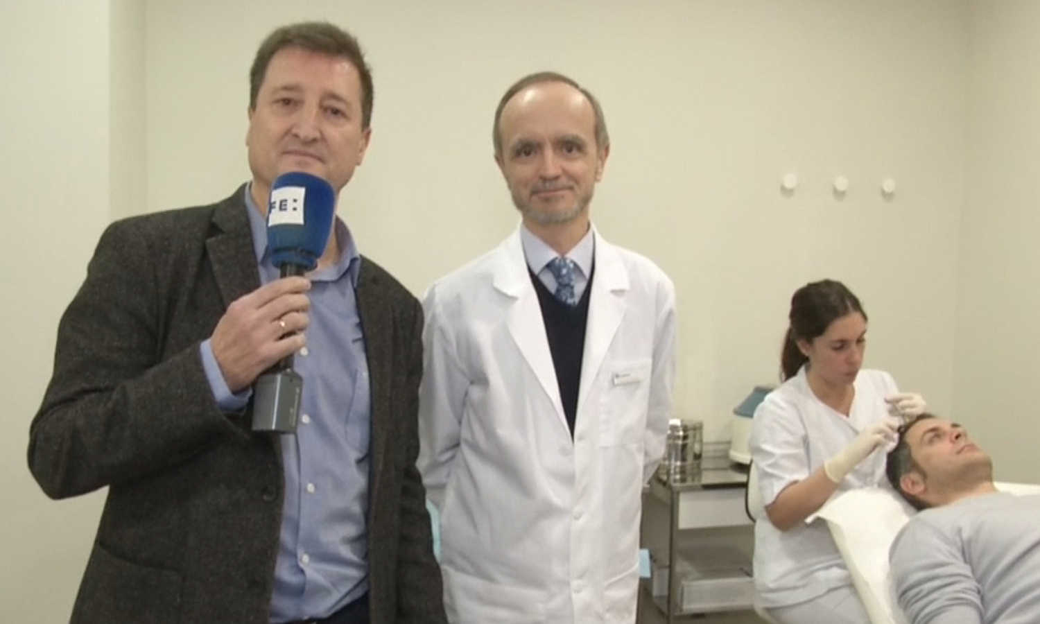 EFEsalud elabora un reportaje sobre la aplicación del Plasma Rico en Plaquetas aplicado al cuero cabelludo y la salud capilar El periodista de EFEsalud, Gregorio del Rosario, entrevista tanto al Dr. Eduardo López Bran, como al la enfermera María Cuervo y al paciente capilar Matteo.