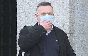 Un paciente se recoloca la mascarilla en plena pandemia de coronavirus después de salir de una consulta en el Hospital Clínico San Carlos de Madrid.
