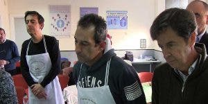 Antonio y otros pacientes no pierden detalle de la preparación de la espuma de calabaza. 