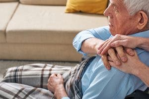 Parkinson, manos, temblor, depresión, arrugas, cuidador, sofá, manta, Abbvie