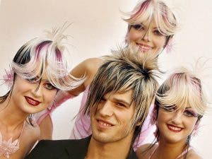 Tres chicas y un chico muestran su peinado de peluquería.