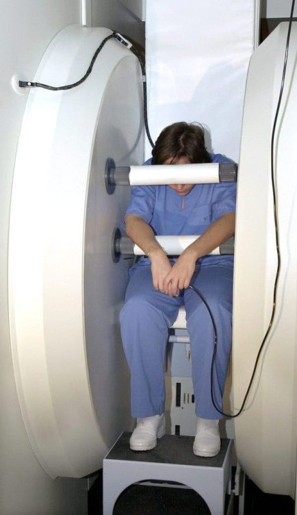 Demostración en el Hospital de Madrid-Montepríncipe de la primera unidad de resonancia magnética vertical de Europa. Efesalud.com