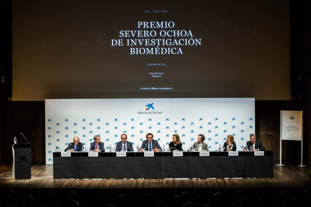 (De izq. a derecha) José Vilarasau (presidente de honor de la Caixa) – Joan Viñas (presidente de la Real Academia de Medicina de Cataluña) – Javier Castrodeza (Secretario General de Sanidad y Consumo) – Sergi Ferrer-Salat (presidente del Patronato de la Fundación Ferrer Investigación) – Carmen Vela (Secretaria de Estado de Investigación, Desarrollo e Innovación) – Margarita Salas (presidenta del Comité Científico de la Fundación Ferrer Investigación) – María Luisa Poncela (Secretaria General de Ciencia, Tecnología e Innovación) – Jordi Ramentol (Consejero Delegado de Ferrer)