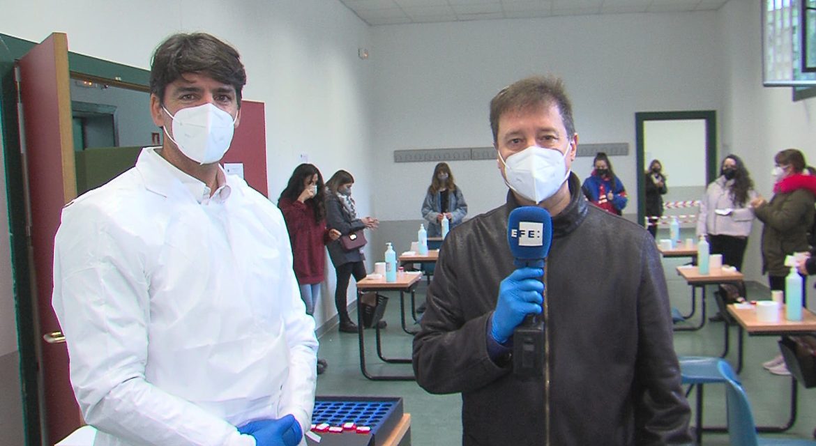 El periodista de EFE, Gregorio del Rosario, entrevista al enfermero de emergencias, Alejandro Blanco Aóiz.