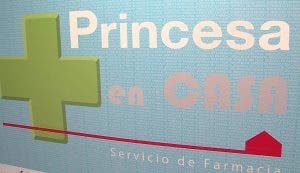 Cartel "Princesa en Casa" que se expone en la antesala de la Farmacia Hospitalaria de La Princesa
