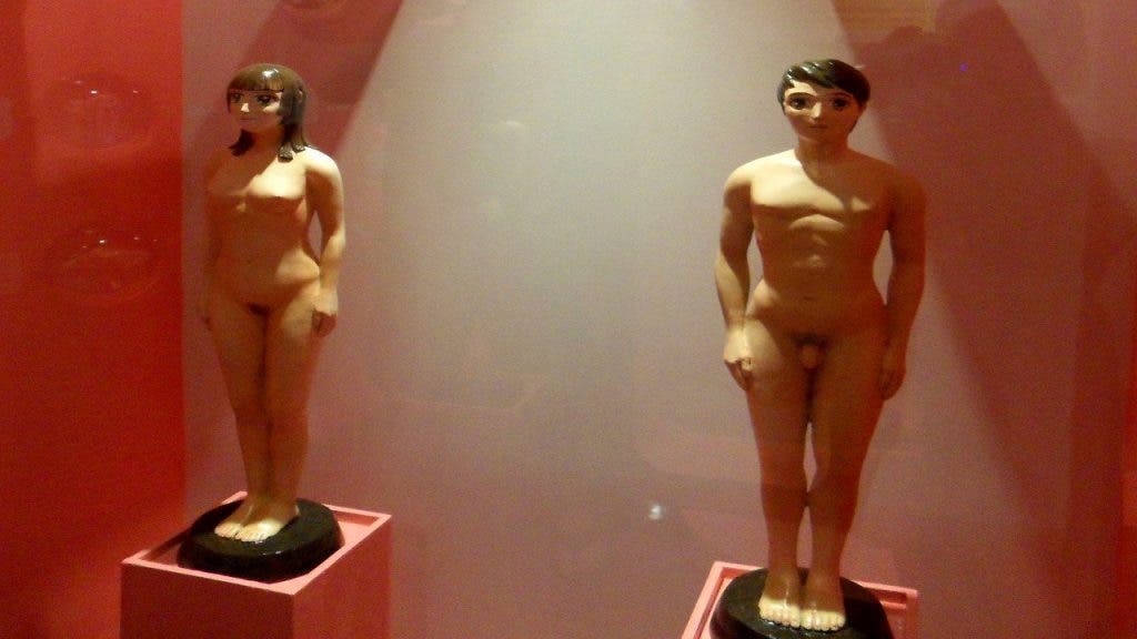 Dos estatuillas de una mujer y un hombre completamente desnudos. efesalud