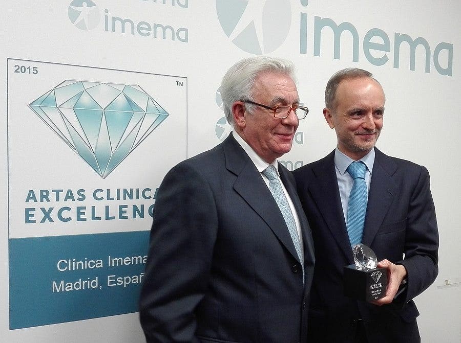El consejero de Sanidad de la Comunidad de Madrid, Jesús Sánchez Martos, junto al Dr. Eduardo López Bran, que muestra el diamante que acredita a la Clínica IMEMA como "Excelente" en trasplante capilar robotizado.