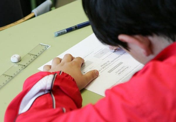Un niño realiza una prueba de nivel. Efesalud.com