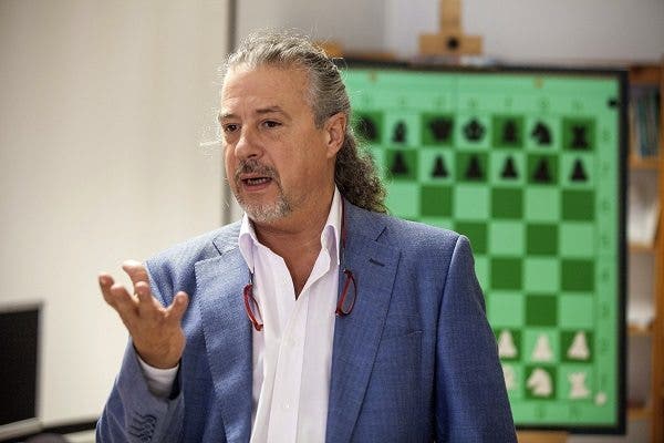 El director médico de la Red de Salud Mental de Álava, Fernando Mosquera, explica el programa terapéutico basado en el ajedrez que se aplica en el Centro de Orientación y Tratamiento de Adicciones de Vitoria (COTA) para tratar a pacientes que sufren patologías duales (varias adicciones y trastornos psicopatológicos). Psiquiatras y psicólogos españoles han dejado de ver el ajedrez como un juego o un deporte y son los primeros del mundo en utilizarlo como un instrumento de apoyo en sus terapias a personas con adicciones y patologías mentales, niños con déficit de atención (THD) e incluso con reclusos. EFE/David Aguilar