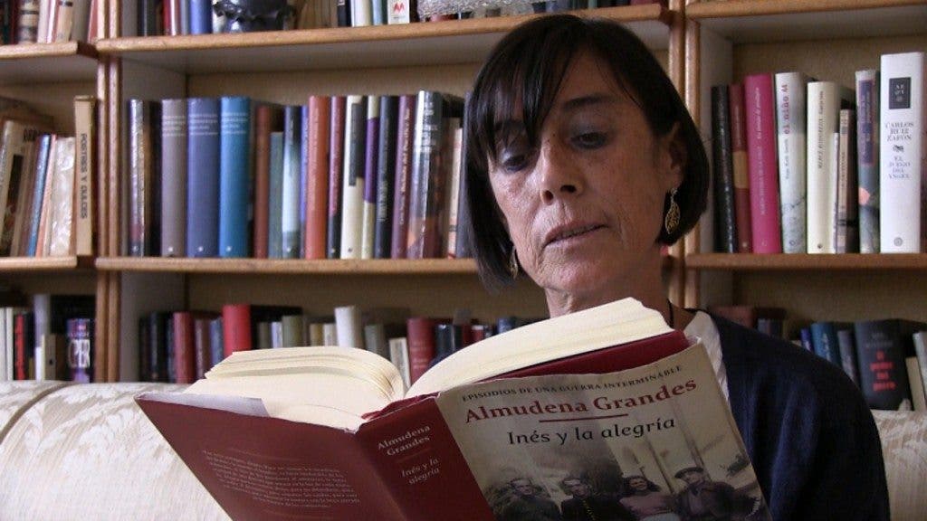 Teresa, una mujer que padece anorexia nerviosa, lee uno de sus libros favoritos, "Inés y la alegría"