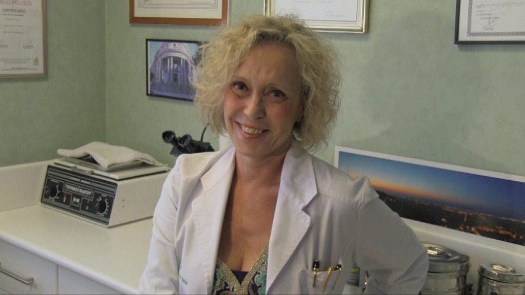 La doctora y ginecóloga Carmen Sala Salmerón nos mira muy sonriente