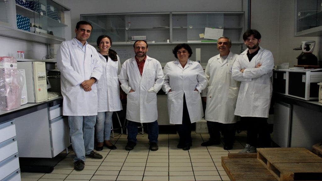 Fotografía de los miembros del grupo de investigación de Biofísica y Biotecnología Molecular de la Universidad de Granada que participan en el estudio. De izquierda a derecha: Javier Murciano Calles, Ana María Zafra Ruano, José Cristóbal Martínez Herrerías, Irene Luque Fernández, Javier Ruiz Sanz y Francisco Castillo Correa.