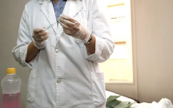 Una enfermera prepara una dosis de la vacuna contra la gripe. Varios grupos de científicos trabajan en la búsqueda de una vacuna universal, que sea efectiva frente a todos los tipos de virus de la gripe.EFE/Zipi