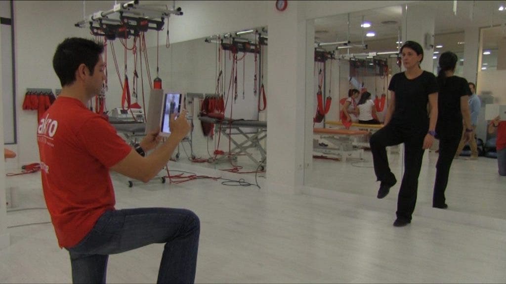 Pablo fotografía con la tableta una posición de equilibrio de Isabel, que se mantiene con la pierna derecha elevada.