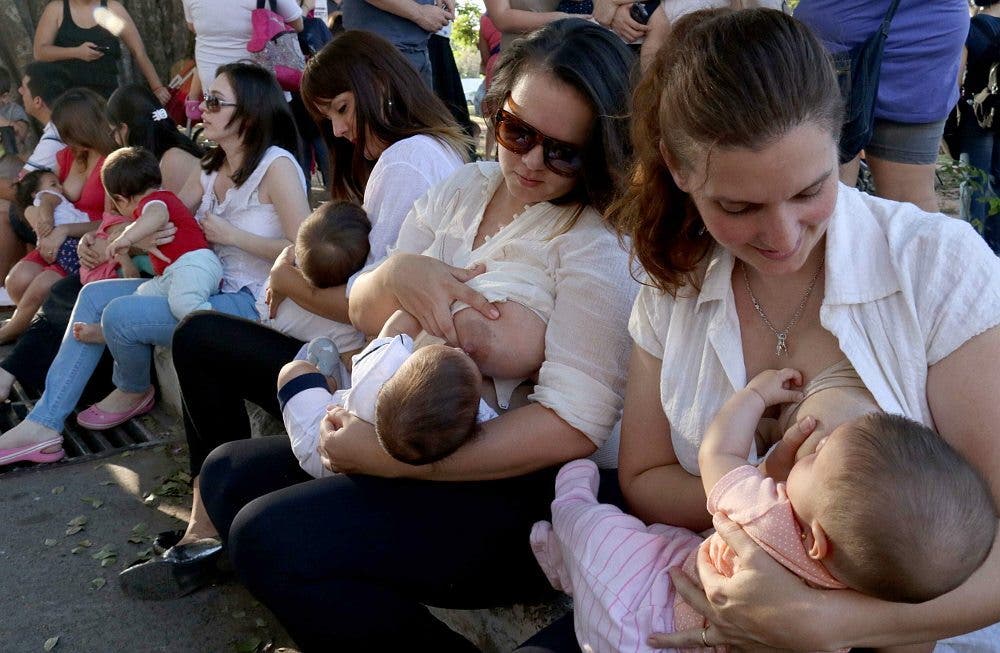 Microbiota Varias mujeres, sentadas las unas junto a las otras en un acto público vindicativo, amamantan a sus bebés en Paraguay