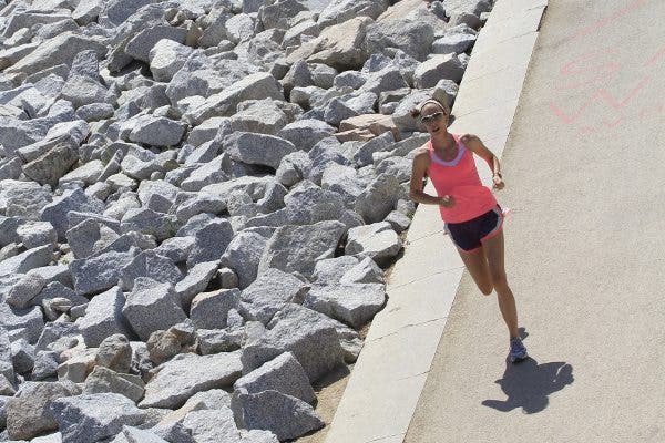 Mujer corriendo equipada con ropa de running de verano. Efesalud.com