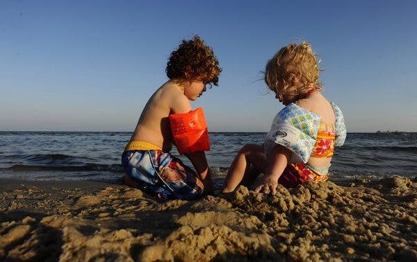 niños verano playa