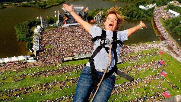 Una persona en un ejercicio paracaidista. Efesalud.com