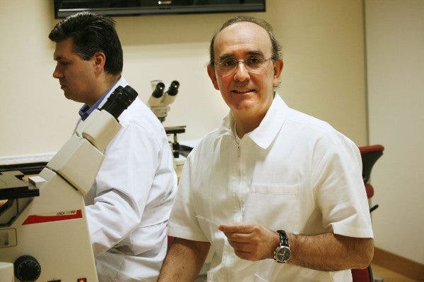 El doctor Eduardo Anitua, médico y amigo de Nadal, en el laboratorio de su centro de trabajo junto a un compañero. Efesalud.com