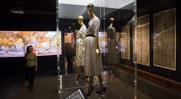 Una mujer observa dos maniquíes