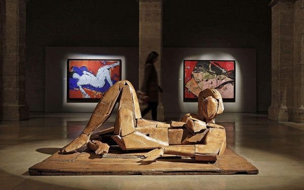 Escultura en madera de una mujer realizada por el artista valenciano Manolo Valdés. EFE/Manuel Bruque.
