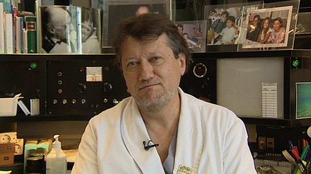 El doctor Rafael Barraquer en su despacho habla con EFEsalud. Efesalud.com