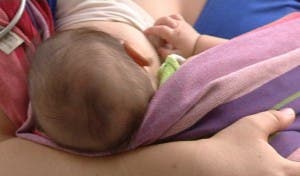 Un bebé toma leche materna.