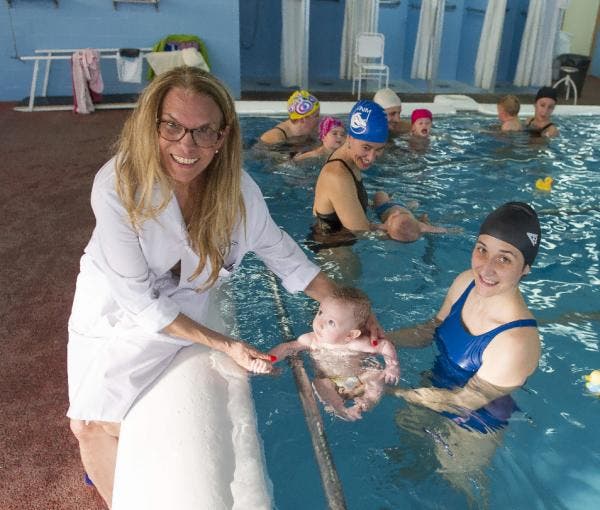 La catedrática de la Universidad de Granada María José Aguilar en una de las sesiones del programa de actividad física en la piscina para favorecer el neurodesarrollo de los bebés. Efesalud.com