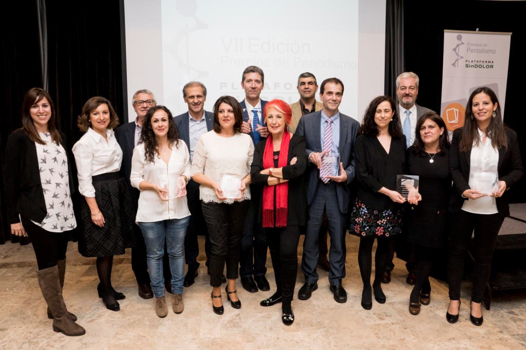 Premiados y Jurado de los galardones posan juntos/Foto facilitada por Plataforma SinDOLOR