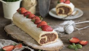Brazo de gitano con trufa y fresas