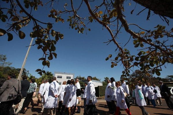 Un grupo de profesionales sanitarios pasean por un parque. Efesalud.com