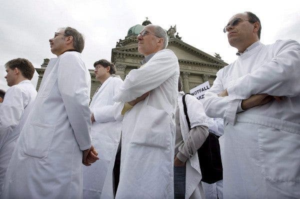 Médicos en un acto de protesta. Efesalud.com