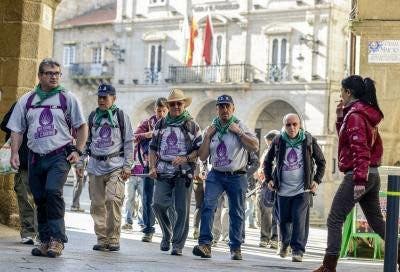Afectados de parkinson en la plaza mayor de Orense en su recorrido por el Camino de Santiago. Efesalud.com