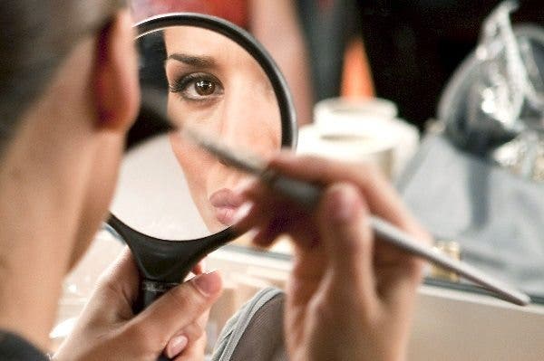 Una modelo se maquilla entre bastidores. Efesalud.com