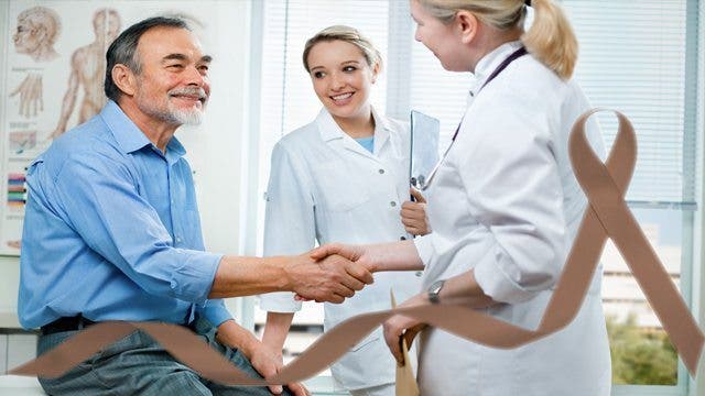 Dos profesionales de la salud atienden a un paciente.