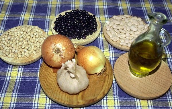 Productos que forman parte de la dieta mediterránea, como legumbres, aceite o verduras. Efesalud.com