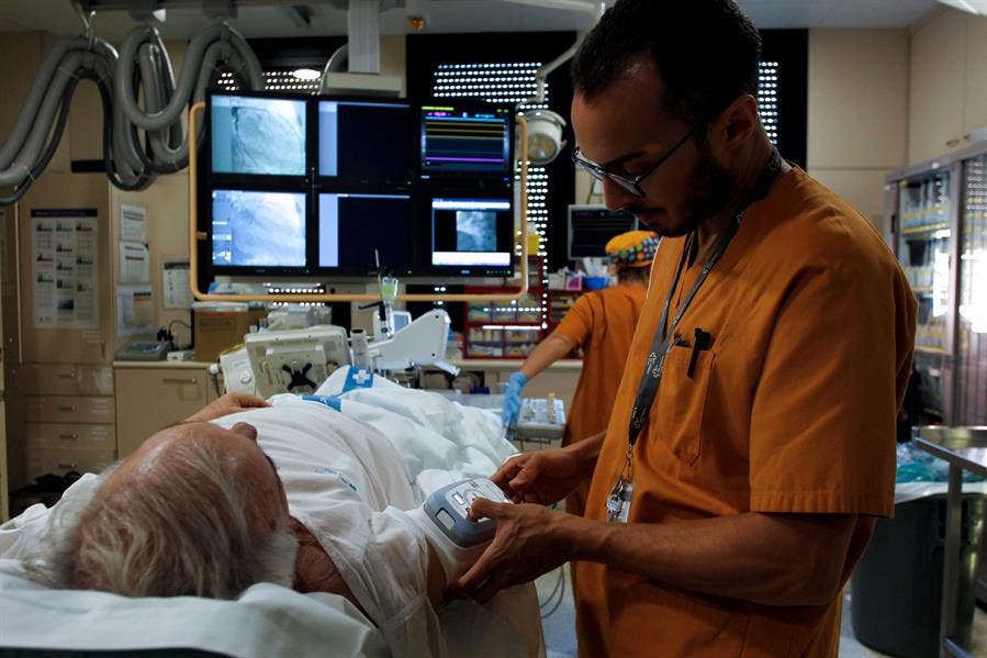 cardiología, paro cardiaco, hospital, sanitario, profesional, camilla, cardiopatía isquémica,defunciones hospitales