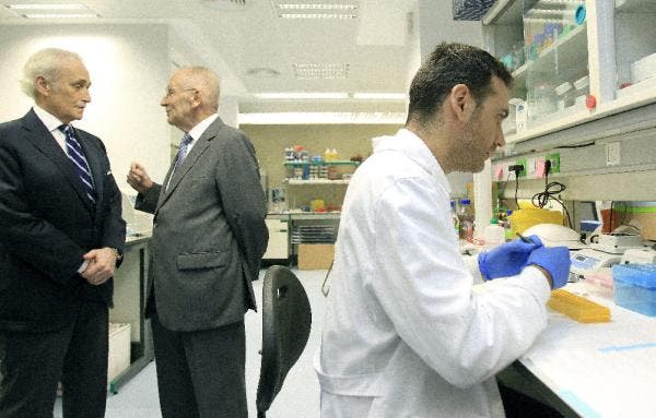 El tenor Josep Carreras y el doctor Ciril Rozman en los nuevos laboratorios del Clínic de Barcelona contra la leucemia. Efesalud.com