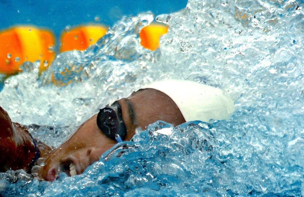 Primer plano de una nadadora en una piscina con gafas acuáticas. Efesalud.com