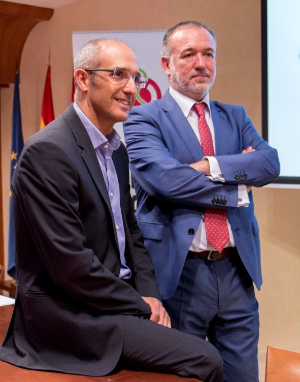 cofares-google-farmacia El director general de Google for Work, Isaac Hernández, sentado, junto a Martín Pérez Segado, director general de Cofares. Efesalud.com