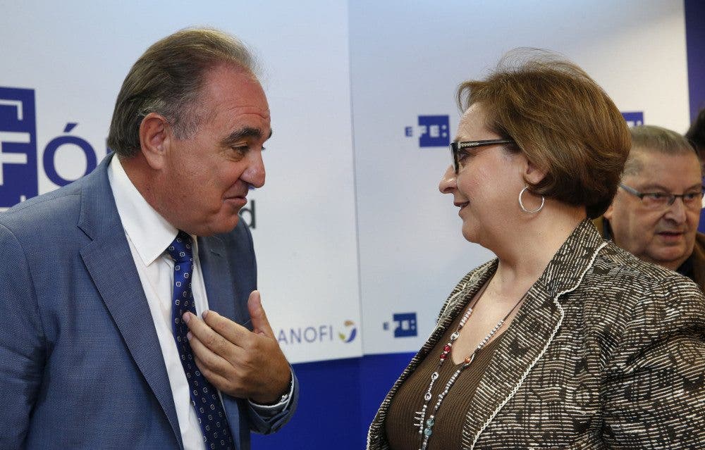 El senador del PP José Antonio Rubio habla con la diputada socialista Guadalupe Martín antes de comenzar el debate/EFE/Zipi 
