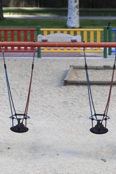 Dos columpios vacíos en un parque. Efesalud.com